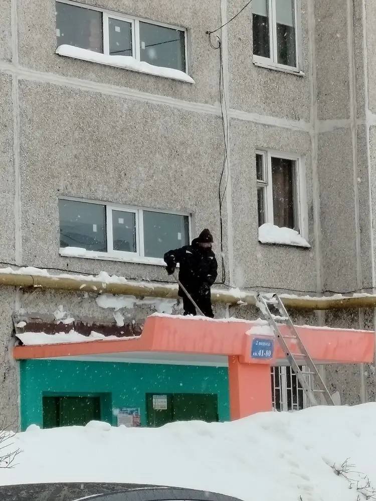 Районы города продолжают очищать дворы и крыши от снега и сосулек Районы города продолжают очищать дворы и крыши от снега и сосулек