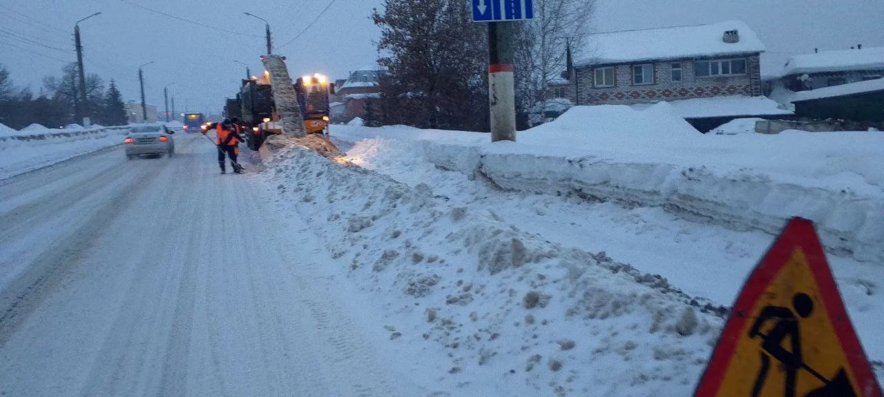 Городские службы продолжают масштабную работу по расчистке дорог и тротуаров Городские службы продолжают масштабную работу по расчистке дорог и тротуаров