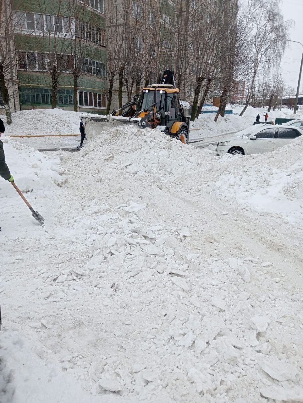 Районы города продолжают очищать дворы и крыши от снега и сосулек Районы города продолжают очищать дворы и крыши от снега и сосулек