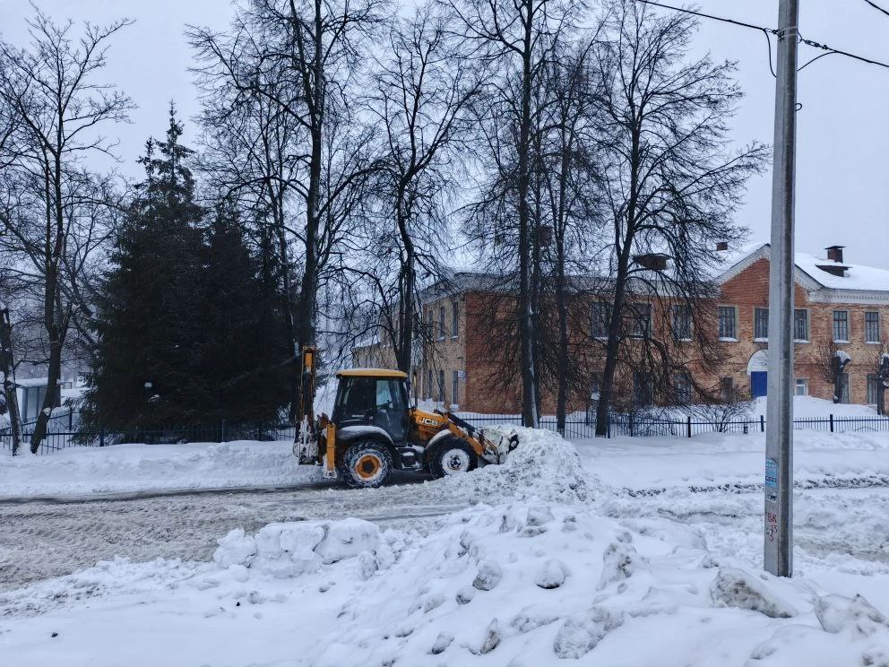 Городские службы продолжают масштабную работу по расчистке дорог и тротуаров Городские службы продолжают масштабную работу по расчистке дорог и тротуаров