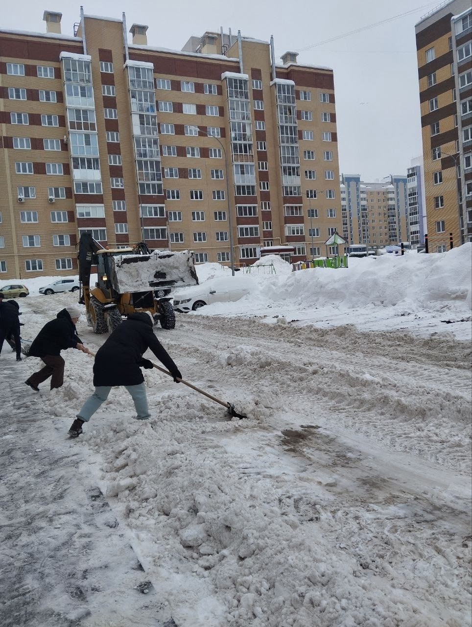 Районы города продолжают очищать дворы и крыши от снега и сосулек Районы города продолжают очищать дворы и крыши от снега и сосулек
