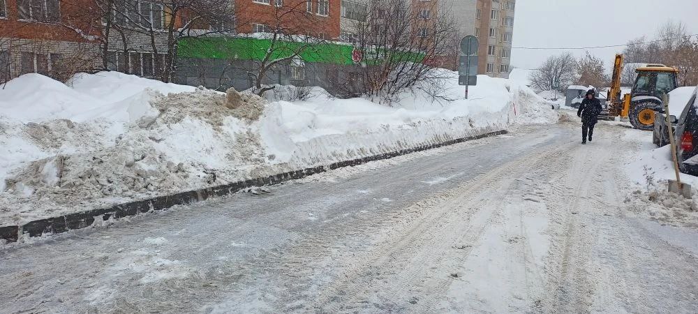 Городские службы продолжают масштабную работу по расчистке дорог и тротуаров Городские службы продолжают масштабную работу по расчистке дорог и тротуаров