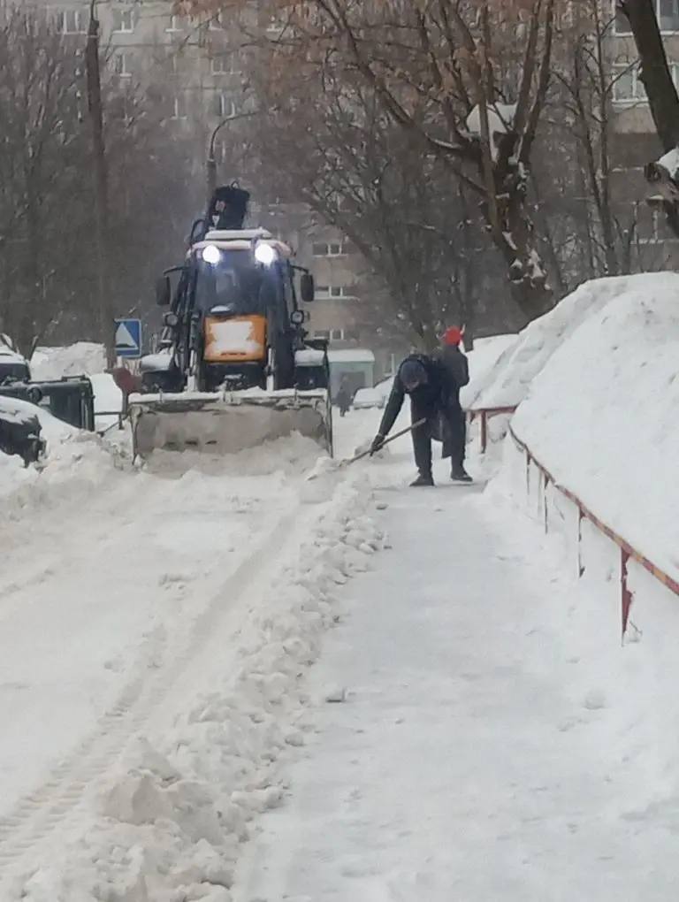 Районы города продолжают очищать дворы и крыши от снега и сосулек Районы города продолжают очищать дворы и крыши от снега и сосулек