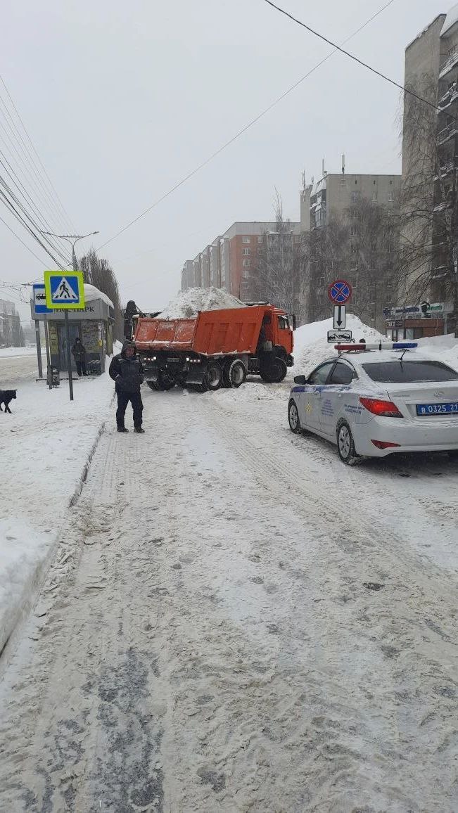 Городские службы продолжают масштабную работу по расчистке дорог и тротуаров Городские службы продолжают масштабную работу по расчистке дорог и тротуаров