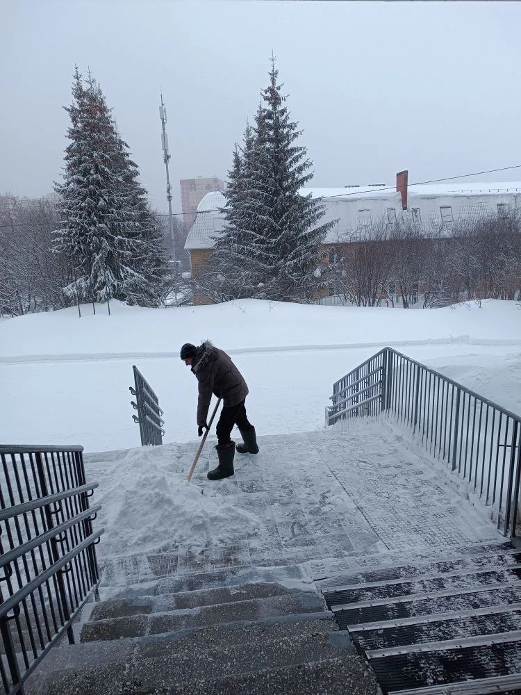 В связи с обильным снегопадом в детских садах и школах, учреждениях дополнительного образования города Чебоксары усилена работа по содержанию территорий В связи с обильным снегопадом в детских садах и школах, учреждениях дополнительного образования города Чебоксары усилена работа по содержанию территорий