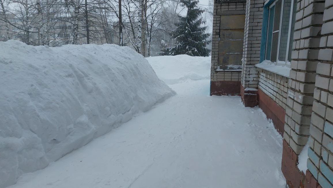 В связи с обильным снегопадом в детских садах и школах, учреждениях дополнительного образования города Чебоксары усилена работа по содержанию территорий В связи с обильным снегопадом в детских садах и школах, учреждениях дополнительного образования города Чебоксары усилена работа по содержанию территорий