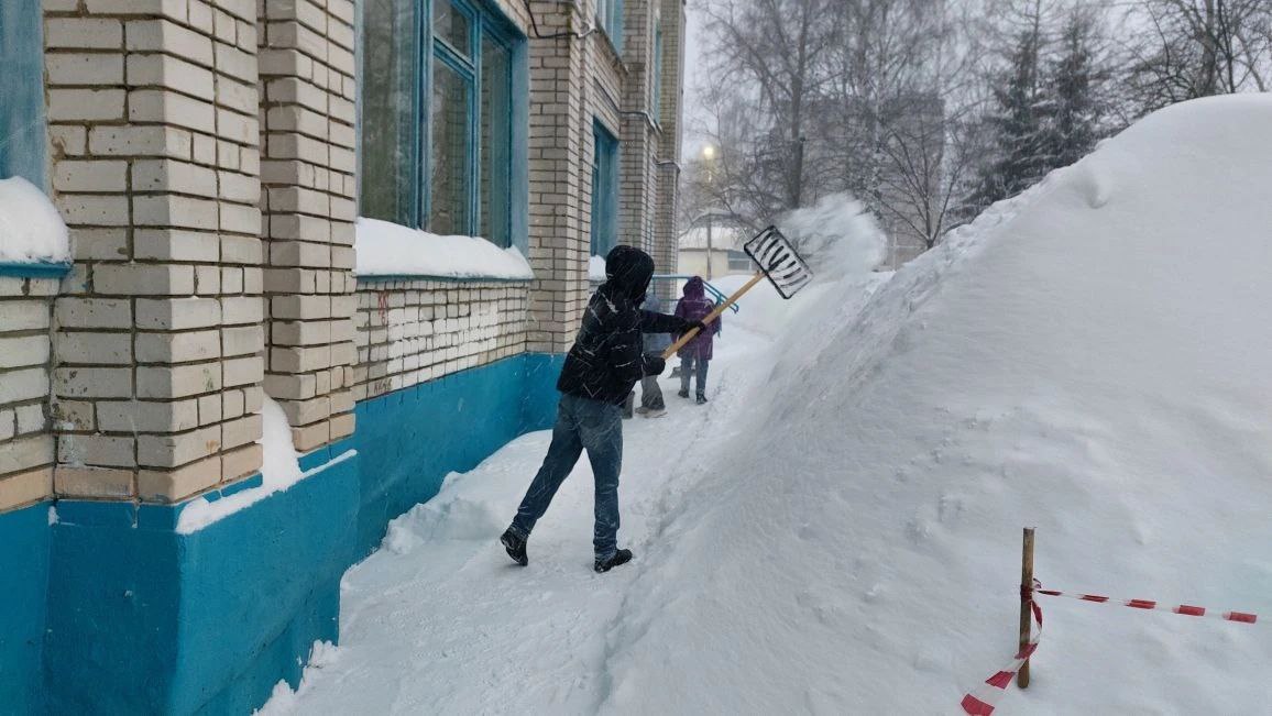 В связи с обильным снегопадом в детских садах и школах, учреждениях дополнительного образования города Чебоксары усилена работа по содержанию территорий В связи с обильным снегопадом в детских садах и школах, учреждениях дополнительного образования города Чебоксары усилена работа по содержанию территорий