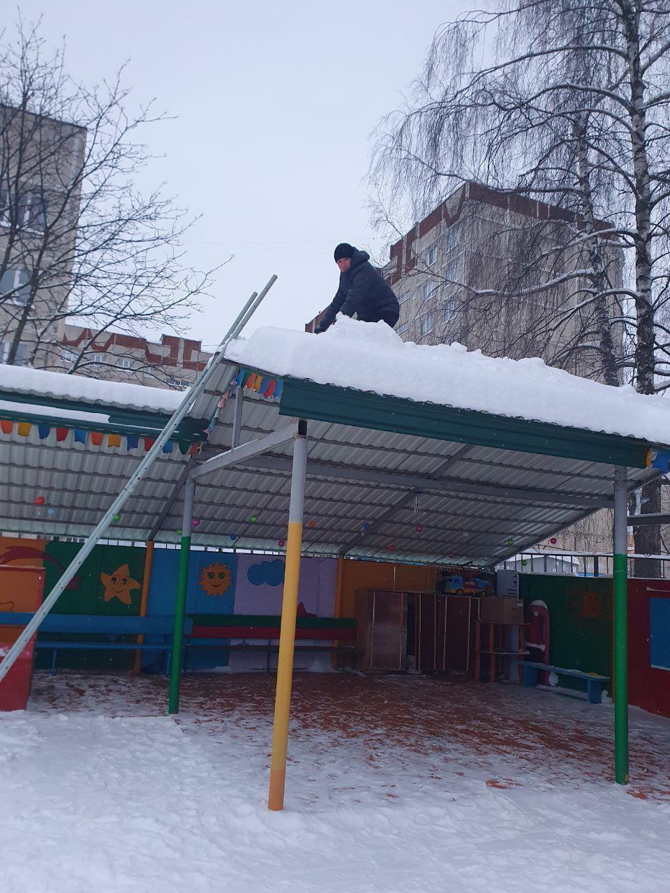 В связи с обильным снегопадом в детских садах и школах, учреждениях дополнительного образования города Чебоксары усилена работа по содержанию территорий В связи с обильным снегопадом в детских садах и школах, учреждениях дополнительного образования города Чебоксары усилена работа по содержанию территорий