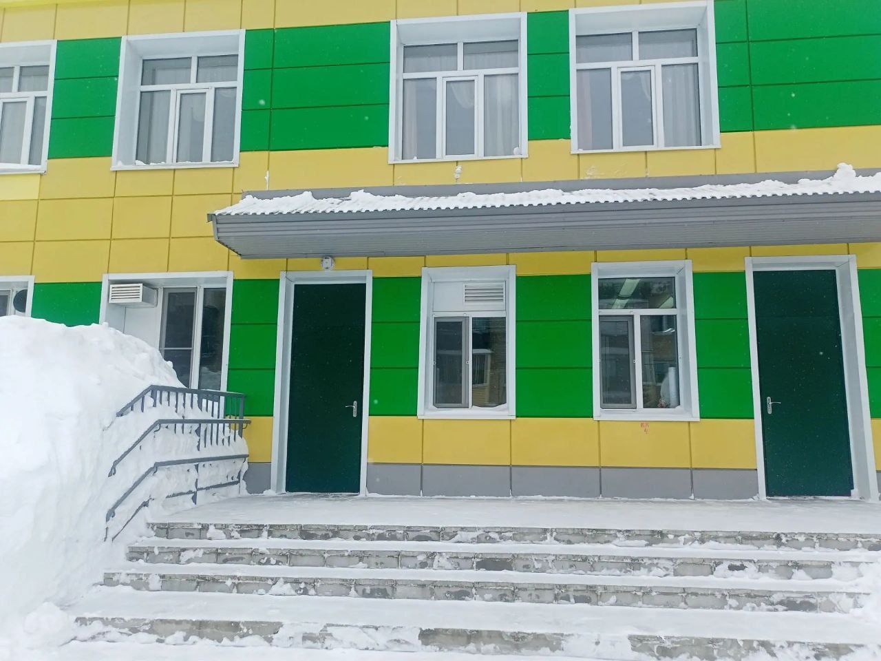 В связи с обильным снегопадом в детских садах и школах, учреждениях дополнительного образования города Чебоксары усилена работа по содержанию территорий В связи с обильным снегопадом в детских садах и школах, учреждениях дополнительного образования города Чебоксары усилена работа по содержанию территорий