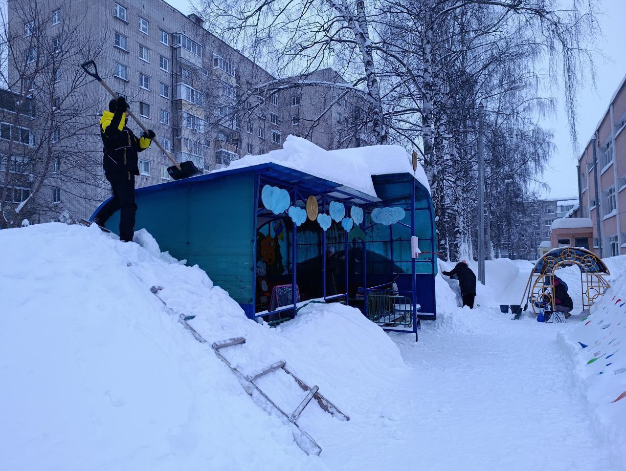 В связи с обильным снегопадом в детских садах и школах, учреждениях дополнительного образования города Чебоксары усилена работа по содержанию территорий В связи с обильным снегопадом в детских садах и школах, учреждениях дополнительного образования города Чебоксары усилена работа по содержанию территорий