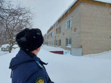 Прокурор Мариинско-Посадского района Ленар Карама выехал на место происшествия, связанного с частичным повреждением кровли многоквартирного жилого дома