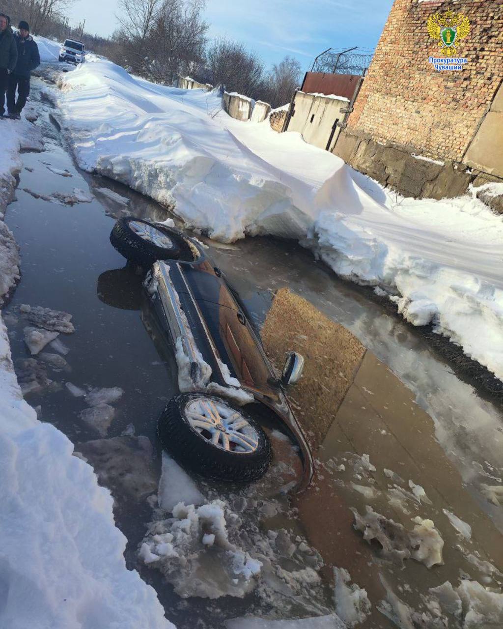 Неожиданный провал образовался на пути водителя "Фольксвагена Туарега" по ул.Кооперативная в г.Шумерля. Причем произошло это прям на автодороге (правда грунтовой) около местного хлебокомбината Неожиданный провал образовался на пути водителя "Фольксвагена Туарега" по ул.Кооперативная в г.Шумерля. Причем произошло это прям на автодороге (правда грунтовой) около местного хлебокомбината