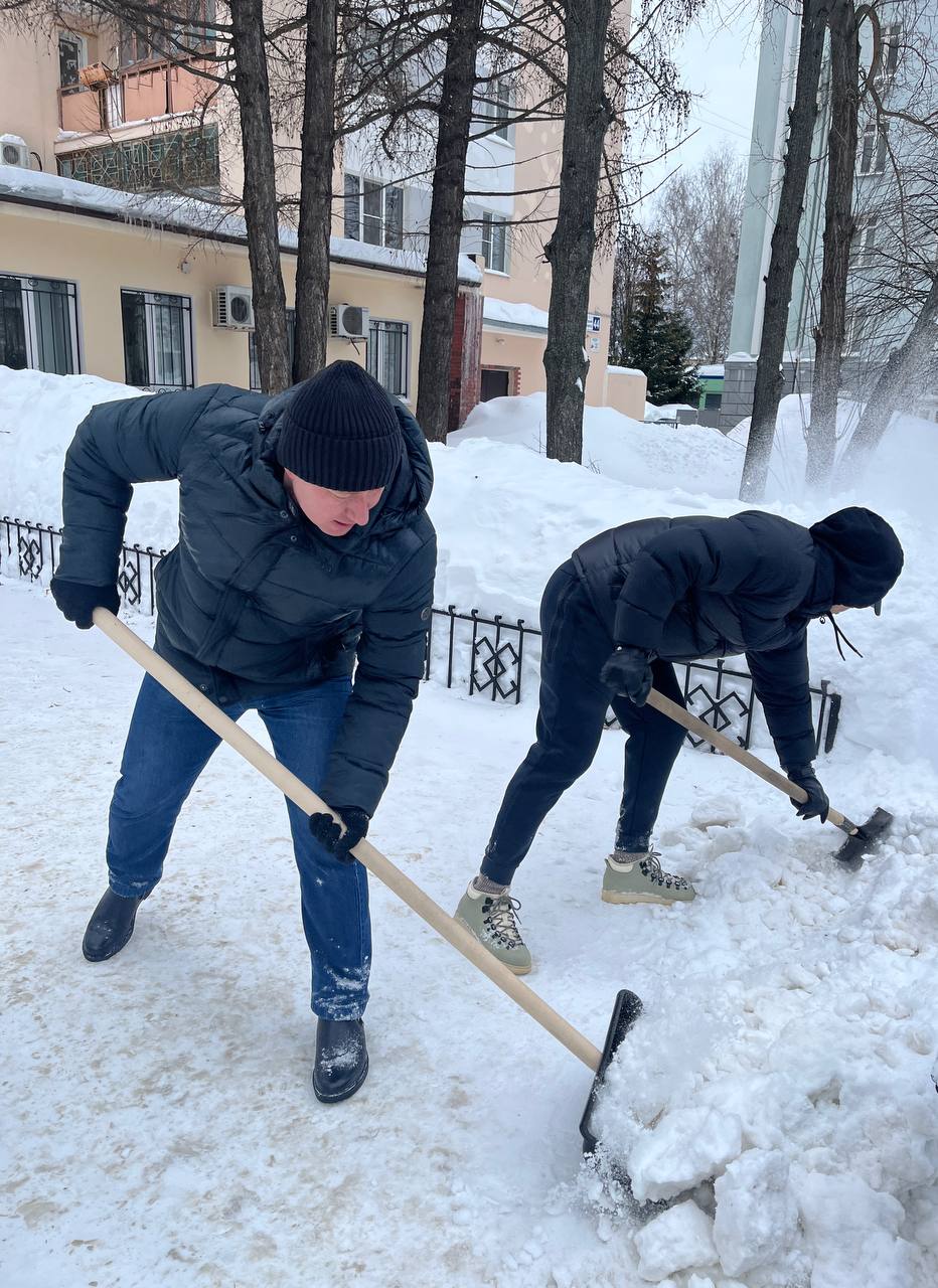 Сегодня с самого утра сотрудники прокуратуры Чувашии одни из первых присоединились к общереспубликанскому сугробнику субботнику Сегодня с самого утра сотрудники прокуратуры Чувашии одни из первых присоединились к общереспубликанскому сугробнику субботнику