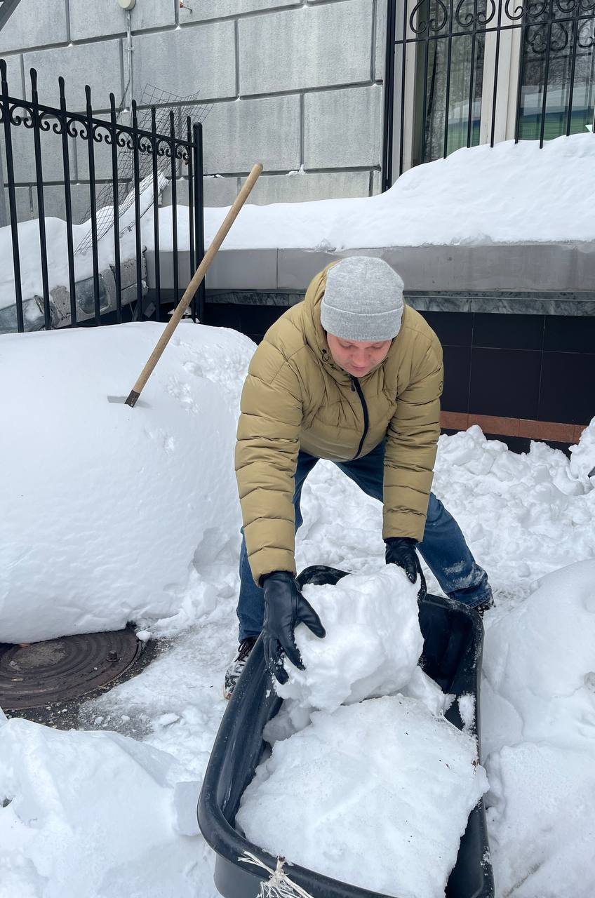 Сегодня с самого утра сотрудники прокуратуры Чувашии одни из первых присоединились к общереспубликанскому сугробнику субботнику Сегодня с самого утра сотрудники прокуратуры Чувашии одни из первых присоединились к общереспубликанскому сугробнику субботнику