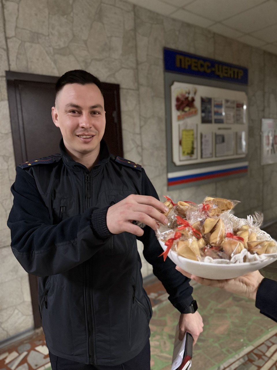 Утро предпраздничного дня в УМВД России по городу Чебоксары началось с улыбок Утро предпраздничного дня в УМВД России по городу Чебоксары началось с улыбок