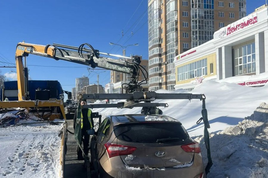 Оставленные автомобили мешают уборке снега в Чебоксарах