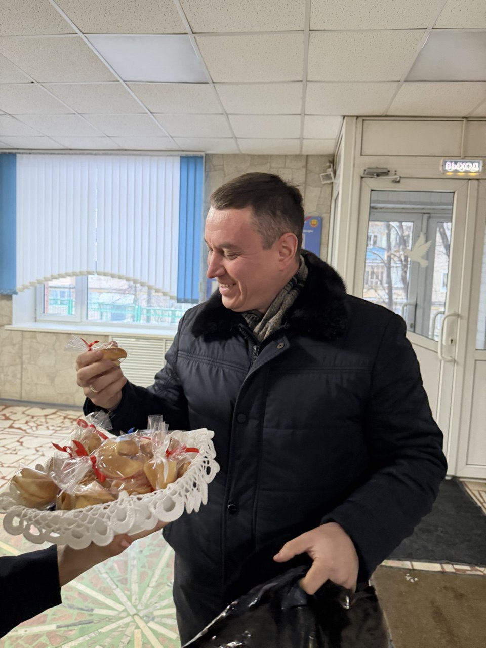 Утро предпраздничного дня в УМВД России по городу Чебоксары началось с улыбок Утро предпраздничного дня в УМВД России по городу Чебоксары началось с улыбок