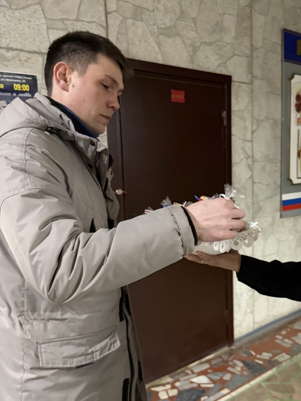 Утро предпраздничного дня в УМВД России по городу Чебоксары началось с улыбок