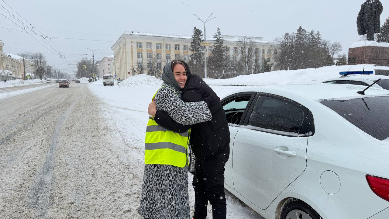 В Чебоксарах сотрудники Госавтоинспекции и редакция популярного интернет-издания поздравили водителей с наступающим Днем защитника Отечества В Чебоксарах сотрудники Госавтоинспекции и редакция популярного интернет-издания поздравили водителей с наступающим Днем защитника Отечества