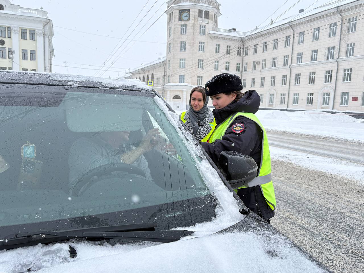 В Чебоксарах сотрудники Госавтоинспекции и редакция популярного интернет-издания поздравили водителей с наступающим Днем защитника Отечества В Чебоксарах сотрудники Госавтоинспекции и редакция популярного интернет-издания поздравили водителей с наступающим Днем защитника Отечества