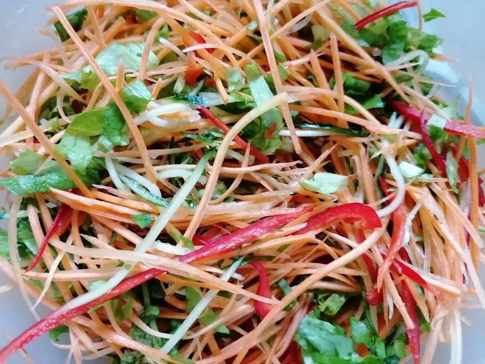 Азиатский салат с имбирной заправкой: освежающая новинка для вашего стола