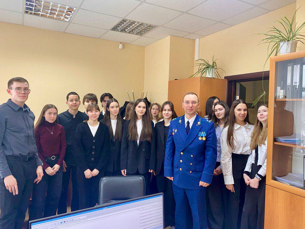 Проект ПРОКУРОРСКИЙ КЛАСС. Ученики класса Ю-10 лицея №2 г. Чебоксары под руководством учителя Михайловой Клары Никоновны посетили Прокуратуру Ленинского района в рамках проекта «Прокурорский класс» Проект ПРОКУРОРСКИЙ КЛАСС. Ученики класса Ю-10 лицея №2 г. Чебоксары под руководством учителя Михайловой Клары Никоновны посетили Прокуратуру Ленинского района в рамках проекта «Прокурорский класс»