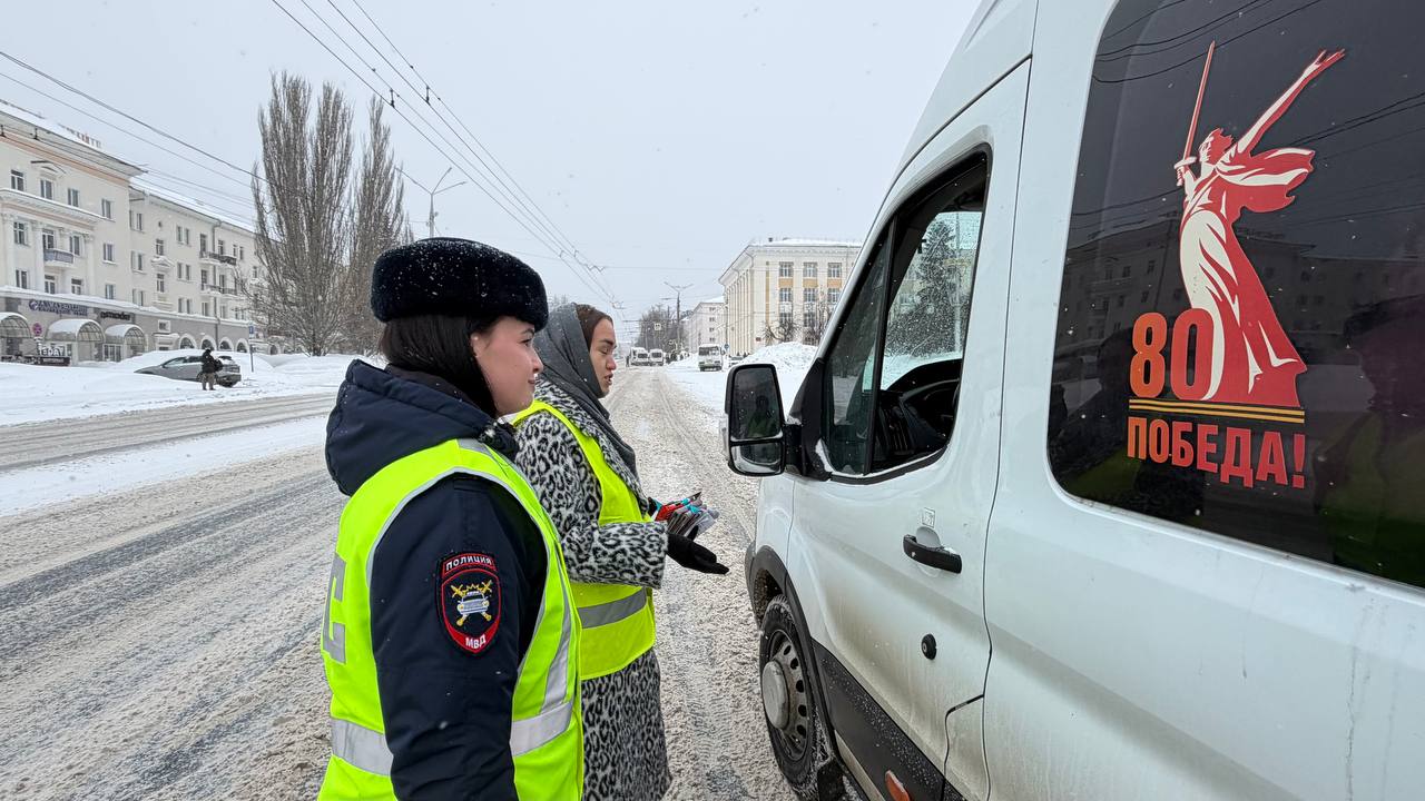 В Чебоксарах сотрудники Госавтоинспекции и редакция популярного интернет-издания поздравили водителей с наступающим Днем защитника Отечества В Чебоксарах сотрудники Госавтоинспекции и редакция популярного интернет-издания поздравили водителей с наступающим Днем защитника Отечества