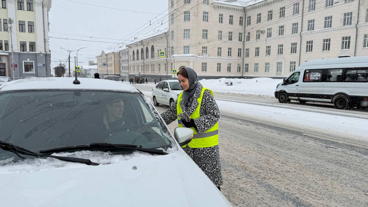 В Чебоксарах сотрудники Госавтоинспекции и редакция популярного интернет-издания поздравили водителей с наступающим Днем защитника Отечества В Чебоксарах сотрудники Госавтоинспекции и редакция популярного интернет-издания поздравили водителей с наступающим Днем защитника Отечества