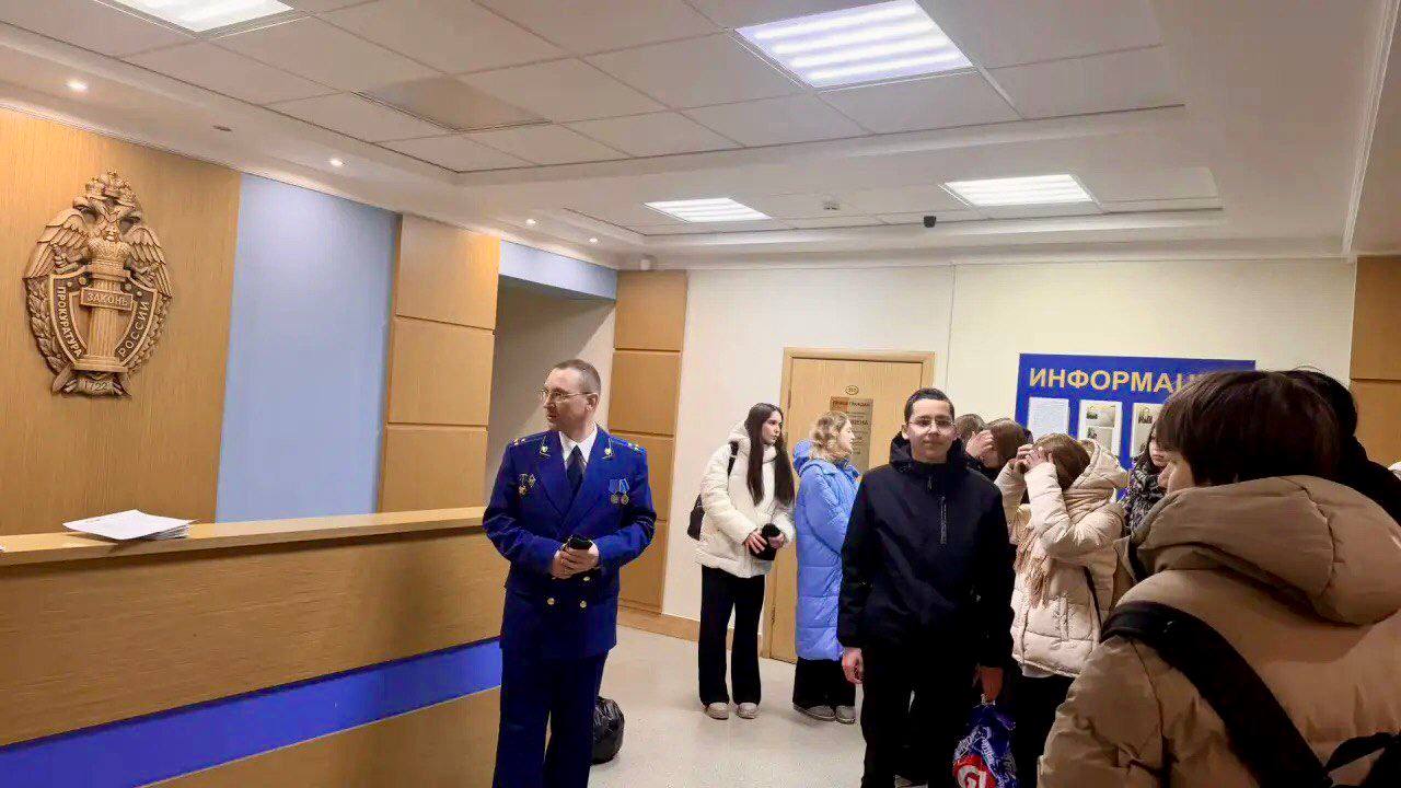Проект ПРОКУРОРСКИЙ КЛАСС. Ученики класса Ю-10 лицея №2 г. Чебоксары под руководством учителя Михайловой Клары Никоновны посетили Прокуратуру Ленинского района в рамках проекта «Прокурорский класс» Проект ПРОКУРОРСКИЙ КЛАСС. Ученики класса Ю-10 лицея №2 г. Чебоксары под руководством учителя Михайловой Клары Никоновны посетили Прокуратуру Ленинского района в рамках проекта «Прокурорский класс»