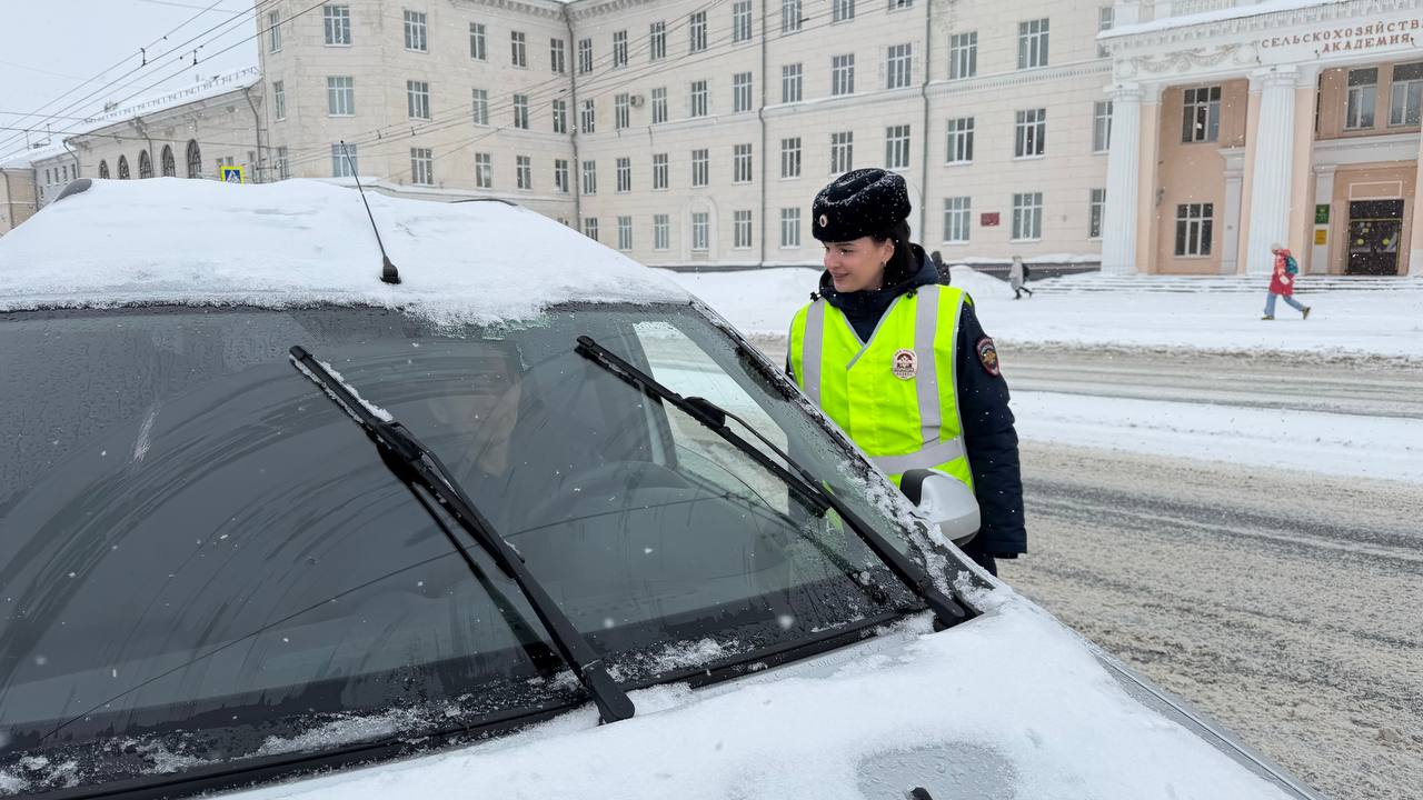 В Чебоксарах сотрудники Госавтоинспекции и редакция популярного интернет-издания поздравили водителей с наступающим Днем защитника Отечества В Чебоксарах сотрудники Госавтоинспекции и редакция популярного интернет-издания поздравили водителей с наступающим Днем защитника Отечества