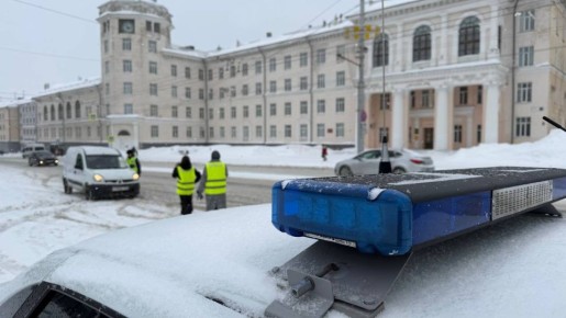В Чебоксарах сотрудники Госавтоинспекции и редакция популярного интернет-издания поздравили водителей с наступающим Днем защитника Отечества