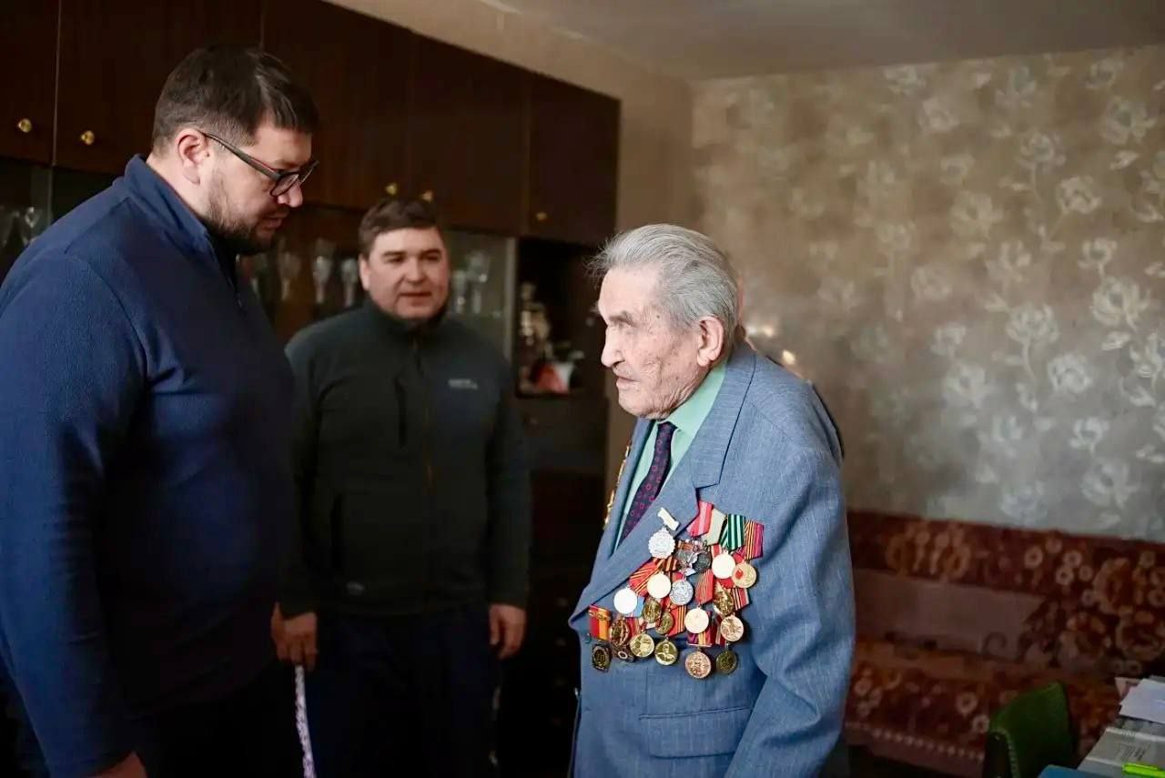 Глава города Чебоксары Станислав Трофимов совместно с депутатом ЧГСД Максимом Гребенкиным навестил человека-легенду, Почетного гражданина города Чебоксары, участника Великой Отечественной войны — Михаила Григорьевича Сорокина Глава города Чебоксары Станислав Трофимов совместно с депутатом ЧГСД Максимом Гребенкиным навестил человека-легенду, Почетного гражданина города Чебоксары, участника Великой Отечественной войны — Михаила Григорьевича Сорокина