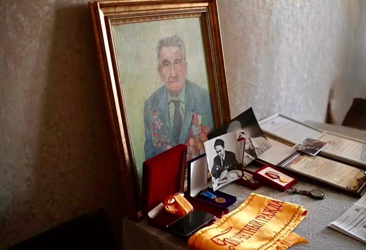 Глава города Чебоксары Станислав Трофимов совместно с депутатом ЧГСД Максимом Гребенкиным навестил человека-легенду, Почетного гражданина города Чебоксары, участника Великой Отечественной войны — Михаила Григорьевича Сорокина