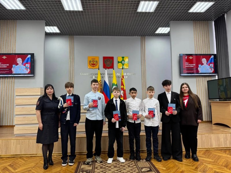 В Чувашии сотрудники полиции, ветераны Управления по вопросам миграции и представители «Движения первых» вручили первые паспорта школьникам В Чувашии сотрудники полиции, ветераны Управления по вопросам миграции и представители «Движения первых» вручили первые паспорта школьникам