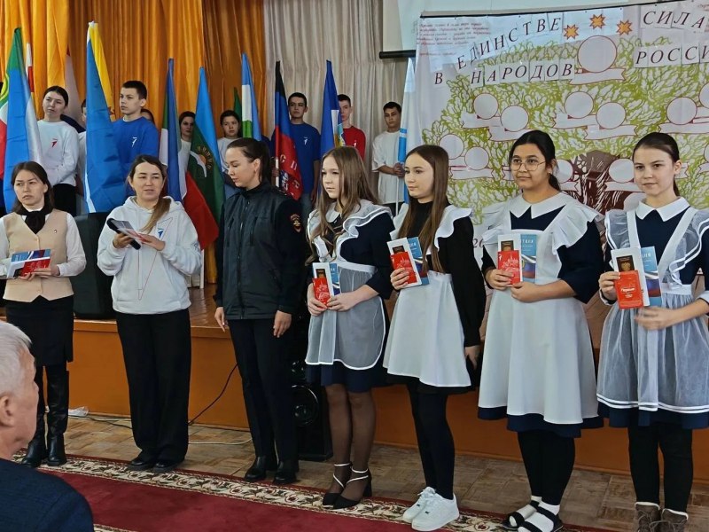 В Чувашии сотрудники полиции, ветераны Управления по вопросам миграции и представители «Движения первых» вручили первые паспорта школьникам В Чувашии сотрудники полиции, ветераны Управления по вопросам миграции и представители «Движения первых» вручили первые паспорта школьникам