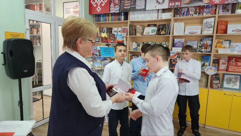 В Чувашии сотрудники полиции, ветераны Управления по вопросам миграции и представители «Движения первых» вручили первые паспорта школьникам В Чувашии сотрудники полиции, ветераны Управления по вопросам миграции и представители «Движения первых» вручили первые паспорта школьникам