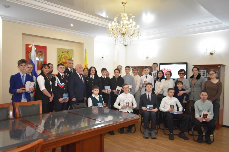 В Чувашии сотрудники полиции, ветераны Управления по вопросам миграции и представители «Движения первых» вручили первые паспорта школьникам В Чувашии сотрудники полиции, ветераны Управления по вопросам миграции и представители «Движения первых» вручили первые паспорта школьникам