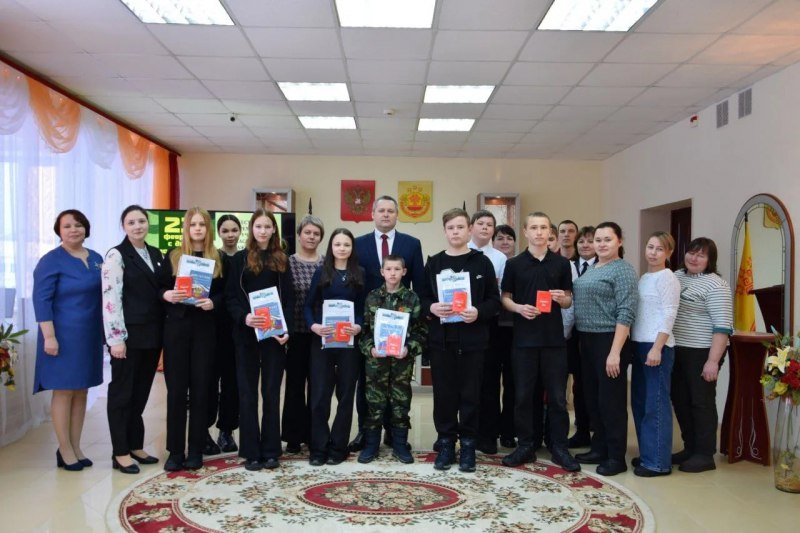 В Чувашии сотрудники полиции, ветераны Управления по вопросам миграции и представители «Движения первых» вручили первые паспорта школьникам В Чувашии сотрудники полиции, ветераны Управления по вопросам миграции и представители «Движения первых» вручили первые паспорта школьникам