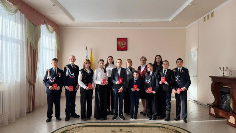 В Чувашии сотрудники полиции, ветераны Управления по вопросам миграции и представители «Движения первых» вручили первые паспорта школьникам В Чувашии сотрудники полиции, ветераны Управления по вопросам миграции и представители «Движения первых» вручили первые паспорта школьникам