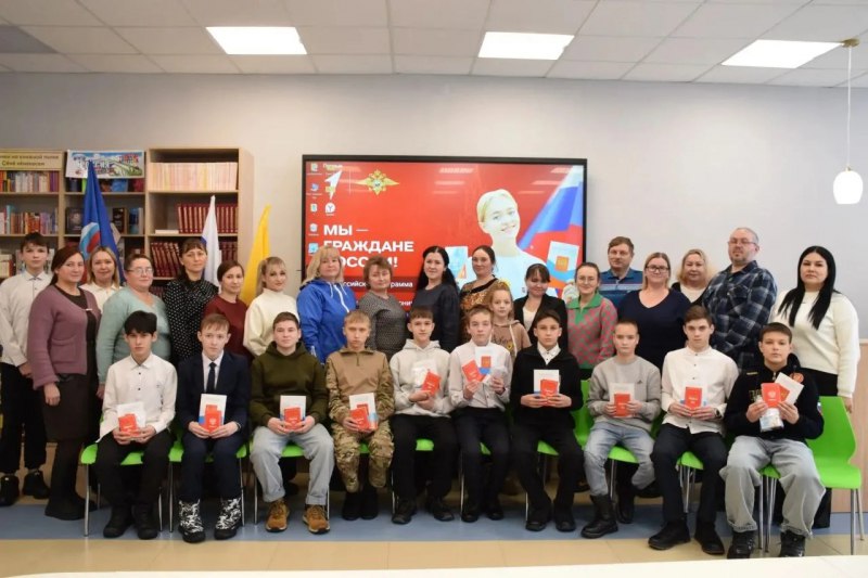 В Чувашии сотрудники полиции, ветераны Управления по вопросам миграции и представители «Движения первых» вручили первые паспорта школьникам В Чувашии сотрудники полиции, ветераны Управления по вопросам миграции и представители «Движения первых» вручили первые паспорта школьникам