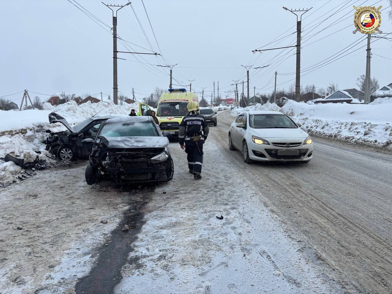 25 февраля около 15.25 возле дома 13 по улице Карла Либкнехта г. Чебоксары произошло дорожно-транспортное происшествие с участием трех автомобилей 25 февраля около 15.25 возле дома 13 по улице Карла Либкнехта г. Чебоксары произошло дорожно-транспортное происшествие с участием трех автомобилей