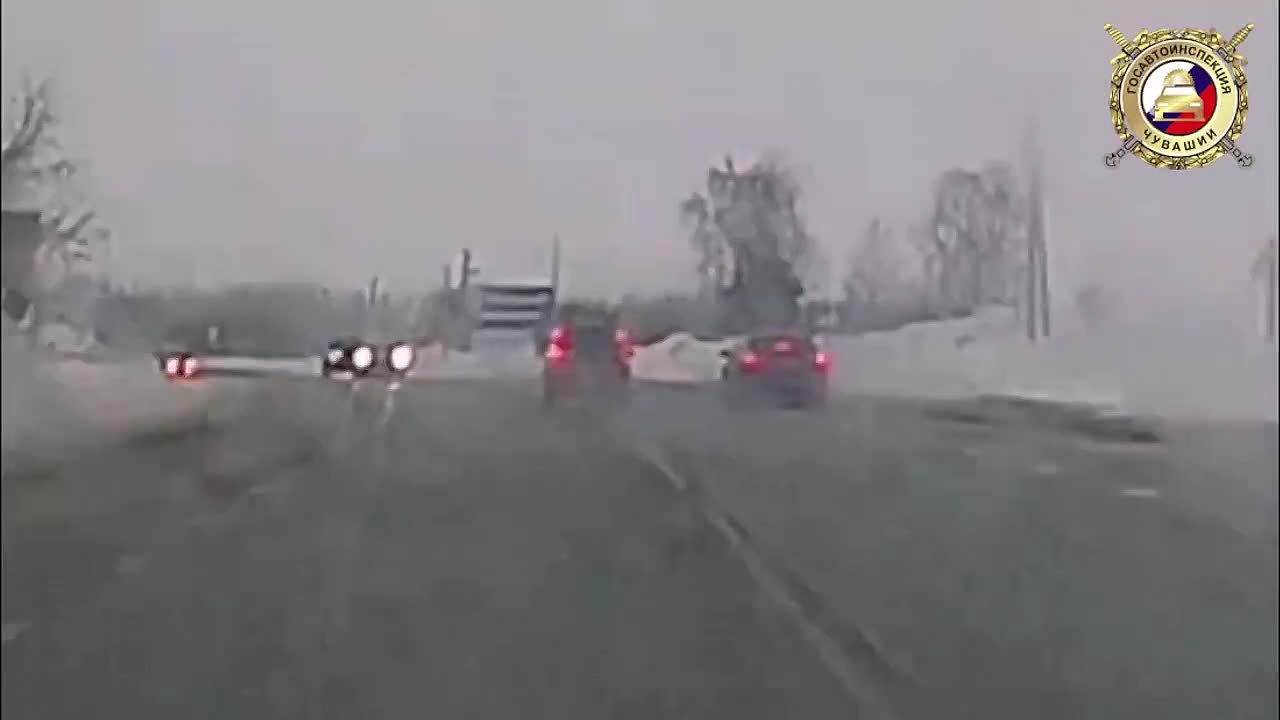 Вечером 27 февраля на автодороге «Атлашево — “Волга” — Марпосад» водитель автомобиля "Лада Ларгус" проигнорировал требование инспектора ДПС об остановке и решил скрыться