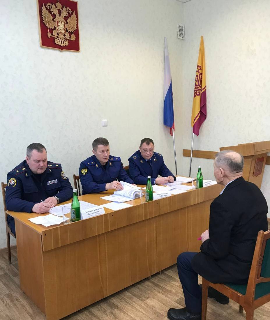 Прокурор Чувашии Эдуард Гиматов совместно с руководителем регионального СУ СКР Александром Полтининым провел выездной личный прием жителей Шумерлинского муниципального округа