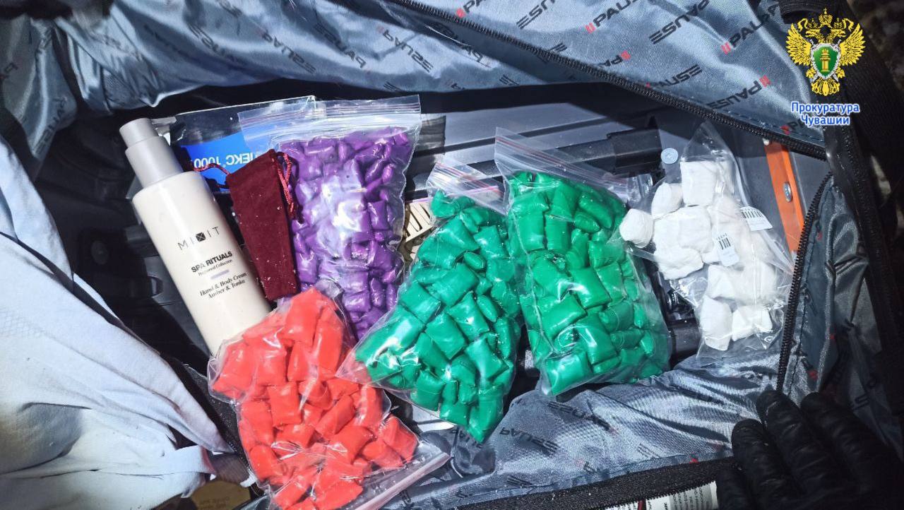 60 кг различного вида наркотиков, предназначенных для дальнейшего сбыта, пыталась провести через Чувашию жительница г.Новосибирска. Ее "караван" был остановлен на территории Ибресинского округа 60 кг различного вида наркотиков, предназначенных для дальнейшего сбыта, пыталась провести через Чувашию жительница г.Новосибирска. Ее "караван" был остановлен на территории Ибресинского округа