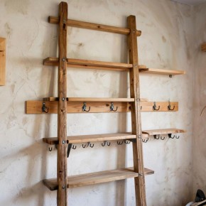 Избавьтесь от беспорядка: переосмысление старой лестницы как органайзера для инструментов