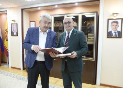 Леонид Черкесов: В моих руках - Чувашско-русско-армянский словарь, который увидел свет буквально недавно