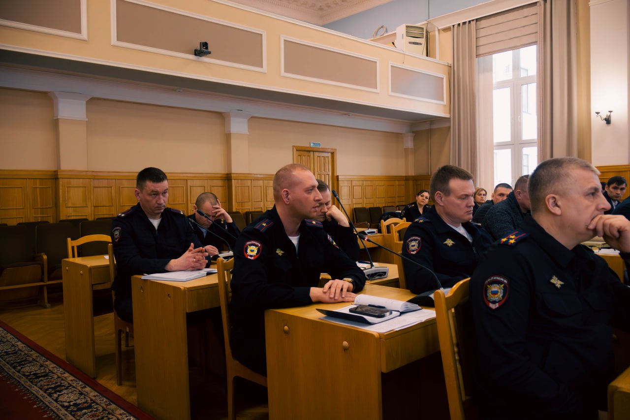 В Чебоксарах полицейские и представители местного самоуправления обсудили комплекс мер, направленных на укрепление правопорядка В Чебоксарах полицейские и представители местного самоуправления обсудили комплекс мер, направленных на укрепление правопорядка