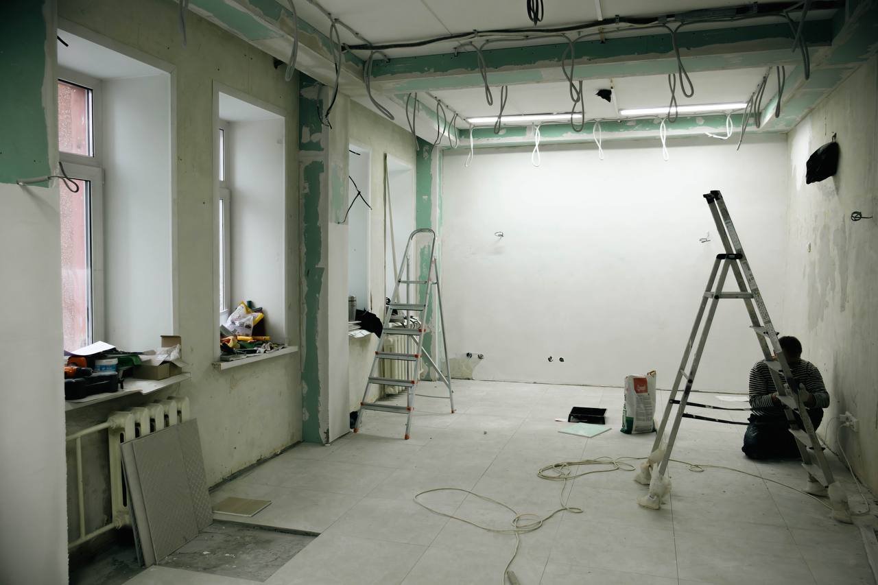 В Ленинском районе обновляют зал бракосочетаний