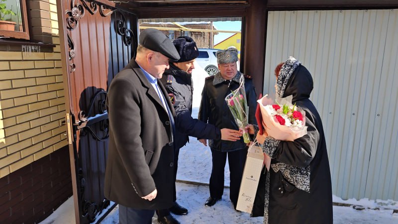 Министр внутренних дел по Чувашской Республике Сергей Кондрашов поздравил с 8 Марта и днем рождения маму погибшего старшего сержанта полиции Леонида Пучкова Министр внутренних дел по Чувашской Республике Сергей Кондрашов поздравил с 8 Марта и днем рождения маму погибшего старшего сержанта полиции Леонида Пучкова