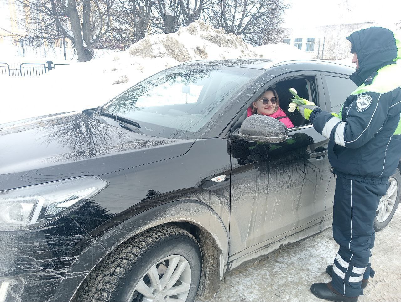 В Чувашии сотрудники Госавтоинспекции присоединились к Всероссийской акции «Цветы для автоледи» В Чувашии сотрудники Госавтоинспекции присоединились к Всероссийской акции «Цветы для автоледи»